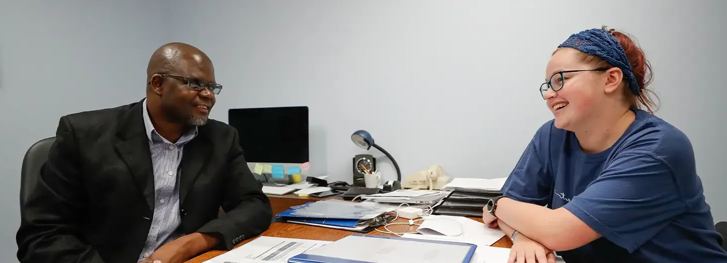 波胆平台 student speaking with Professor in his office